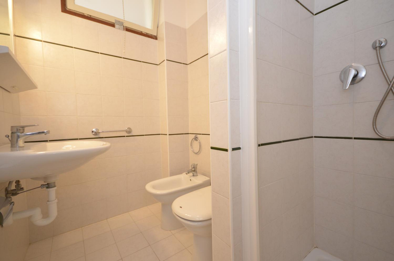 Bathroom 3, Apartments Smeralda, Bibione Spiaggia, Venezia