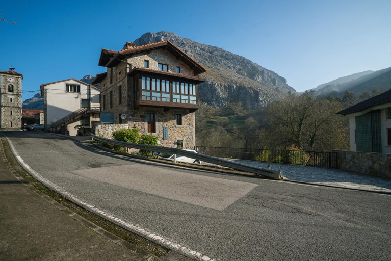 Exterior & Views