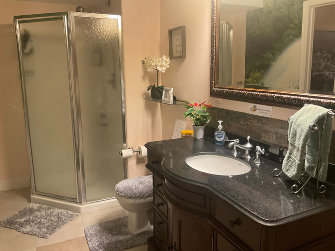 Bathroom 3, Whispering Oak Mansion, New Castle