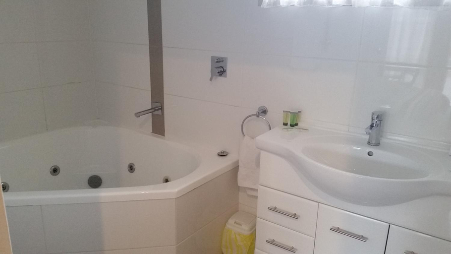 Bathroom 2, Coachman Motel and Holiday Units, Bass Coast - Phillip Is.