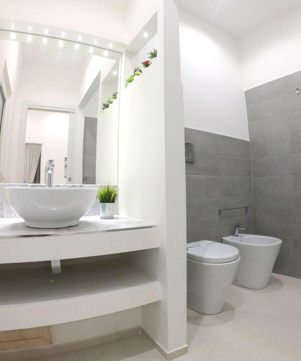 Bathroom 2, Home Catania Dante Accommodations, Catania