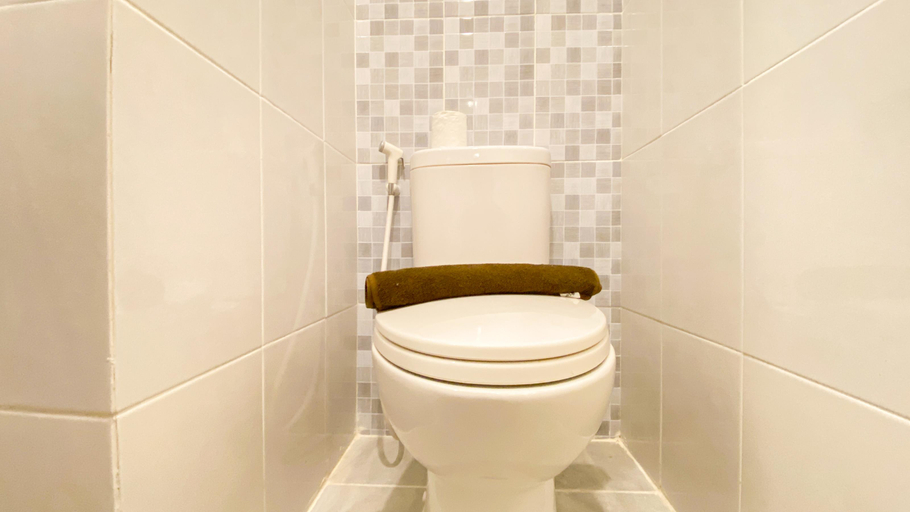 Bathroom, Relaxing and Simply Studio Tokyo Riverside PIK 2 Apartment By Travelio, Tangerang