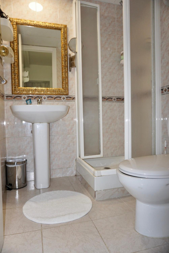 Bathroom 3, Hostal Lleida, Barcelona