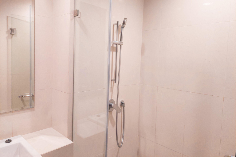 Bathroom 5, Nice and Modern 2BR Apartment at M-Town Signature By Travelio, Tangerang