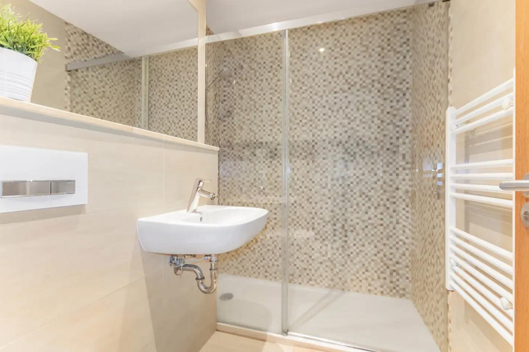 Bathroom 3, Bentley Holiday Apartments - West One Complex, Gibraltar