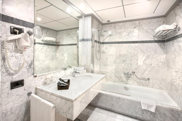 Bathroom 4, Hotel Gran Via, La Rioja