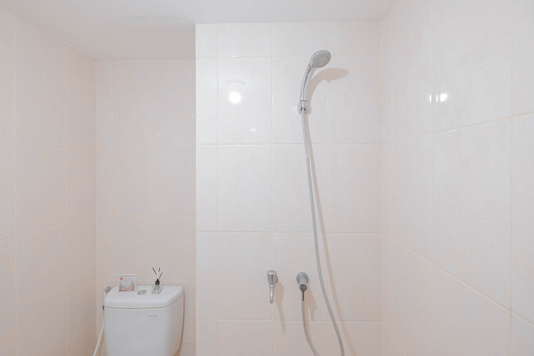 Bathroom 5, Comfortable Design Studio at Springlake Summarecon Bekasi Apartment By Travelio, Bekasi