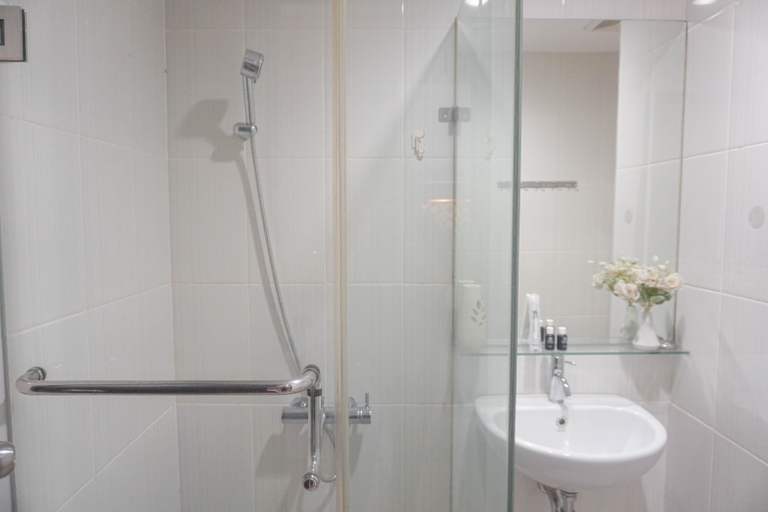Bathroom 5, Minimalist and Relaxing Studio Room at Tamansari Semanggi Apartment By Travelio, Jakarta Selatan