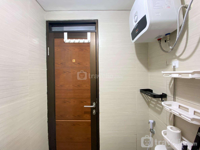 Bathroom 2, Strategic 2BR at Gateway Pasteur Apt By Travelio, Bandung