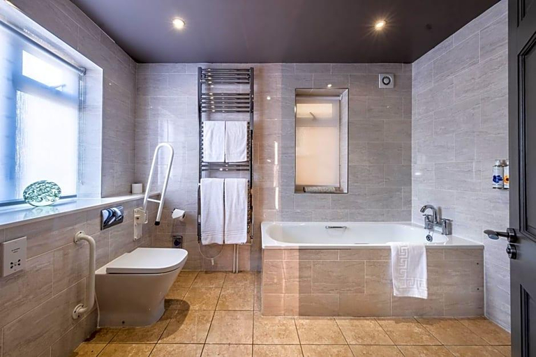 Bathroom 4, The Cricketers, Essex