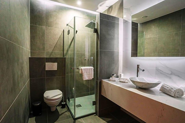 Bathroom 5, Hotel Concorde, Bruxelles