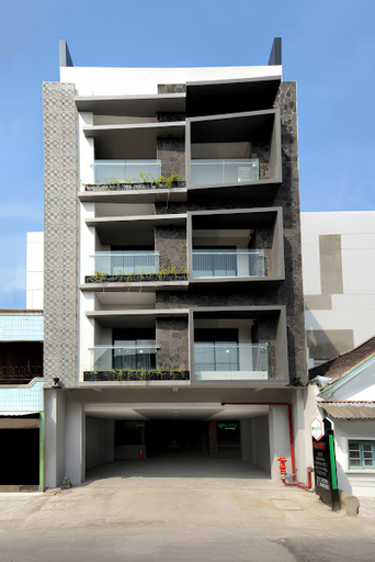 Exterior & Views 13