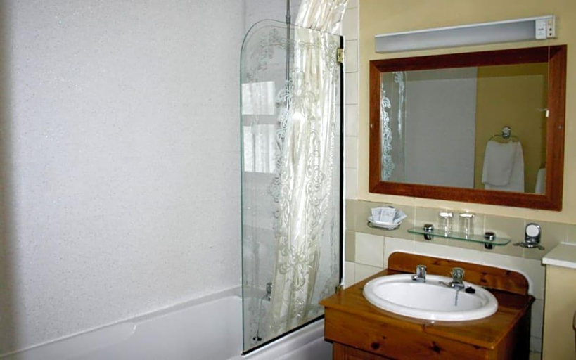 Bathroom 4, Cardiff Sandringham Hotel, Cardiff