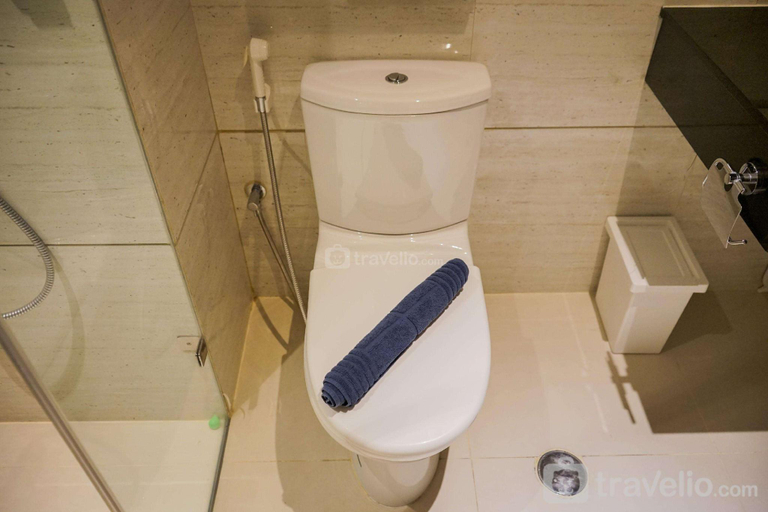 Bathroom 3, Cozy 1BR at Brooklyn Alam Sutera Apt By Travelio, Tangerang