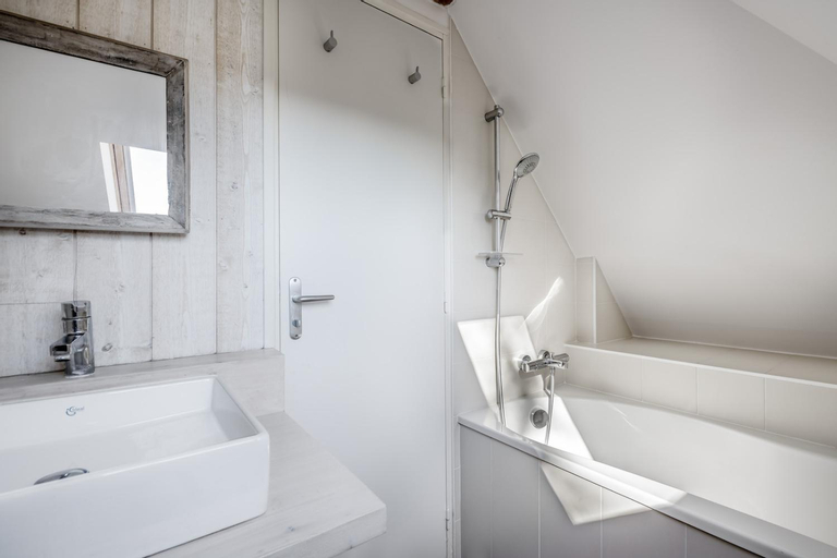 Bedroom 2, CILAOS - Villa de charme les pieds dans l’eau, Loire-Atlantique