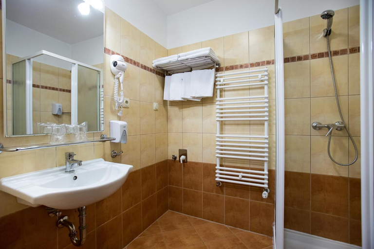 Bathroom 4, City Hotel Budapest, Budapesti