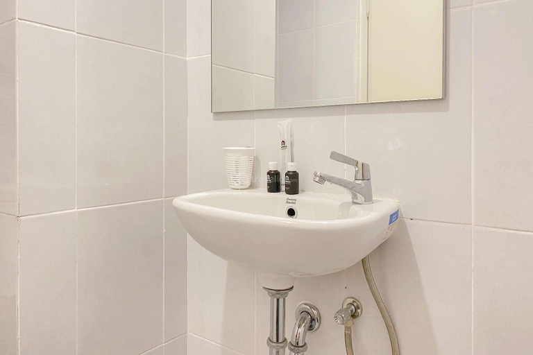 Bathroom 4, Studio Room Tokyo Riverside PIK 2 Apt By Travelio, Tangerang