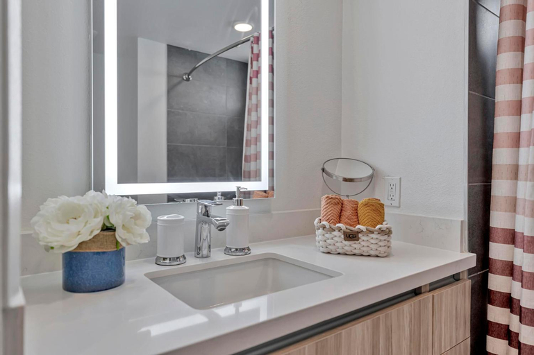 Others 2, 7 Large Down Town Santa Monica Apartment, Los Angeles