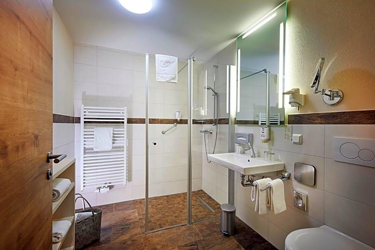 Bathroom, Göbel's Hotel AquaVita, Waldeck-Frankenberg