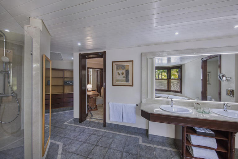 Bathroom 5, Dinarobin Beachcomber Golf Resort & Spa, Black River