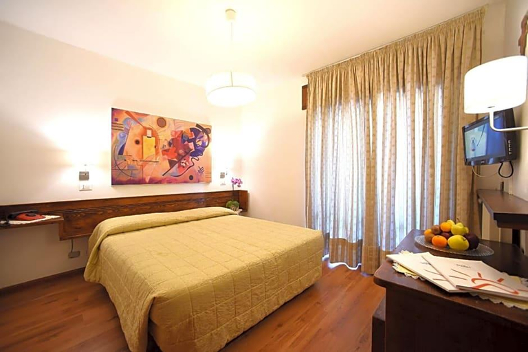 Bedroom 3, Hotel Corona, Belluno