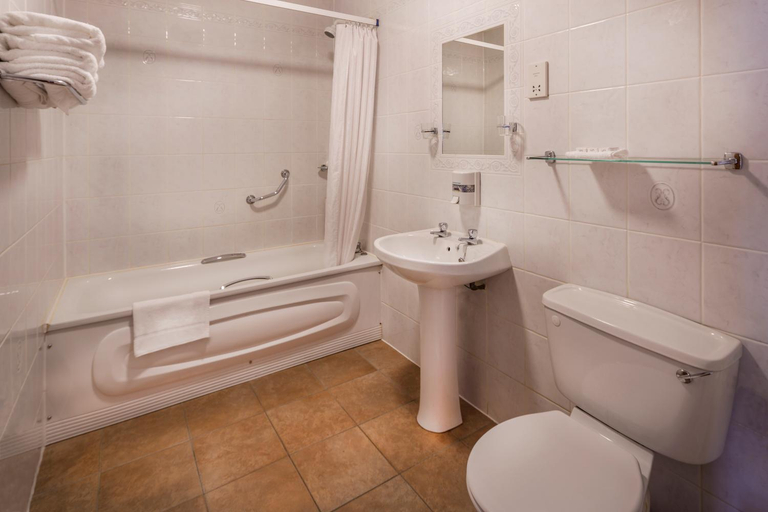 Bathroom 4, Breffni Arms Hotel
