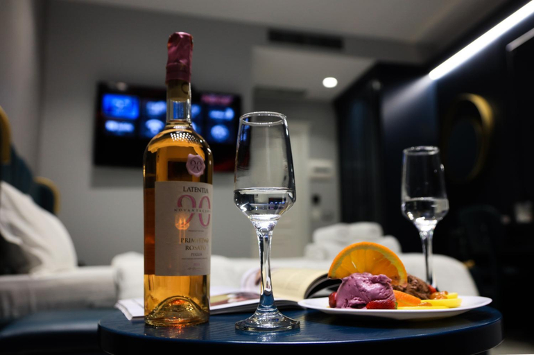 Food & Drinks 5, WHITE CROWN HOTEL, Tiranës