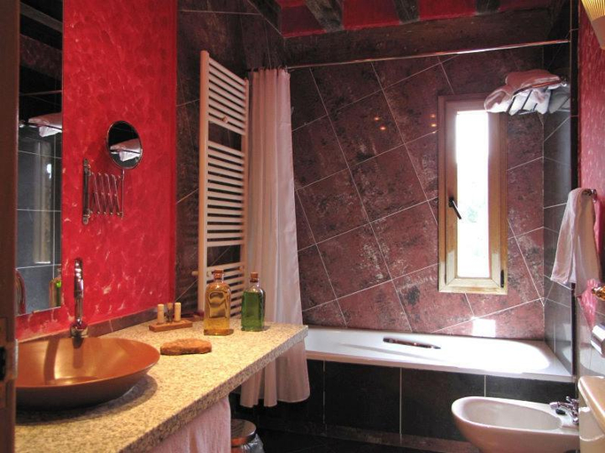 Bathroom, La Casa del Cura de Calatanazor, Soria