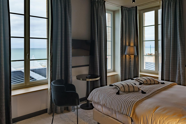 Others 5, Hotel de la Plage, Calvados