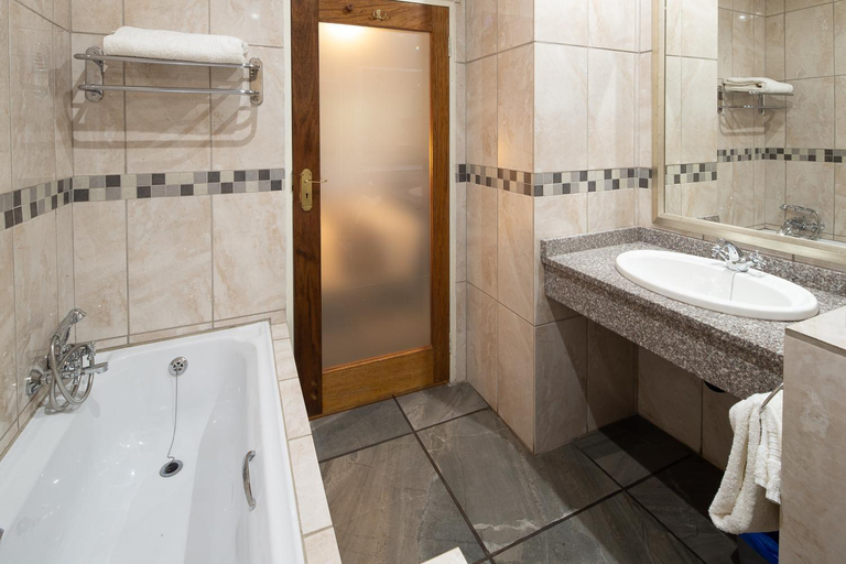Bathroom 3, Stevenski's Guesthouse, Waterberg