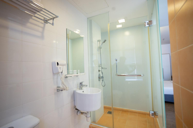 Bathroom 16