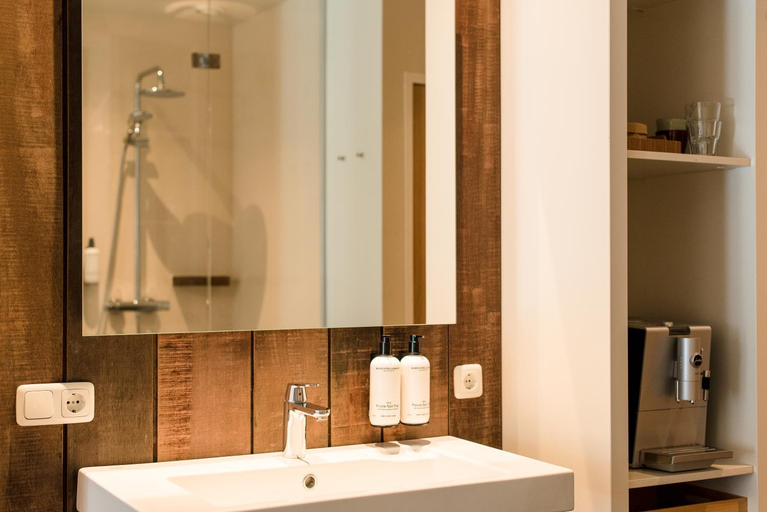 Bathroom 3, Van Heeckeren Hotel, Ameland
