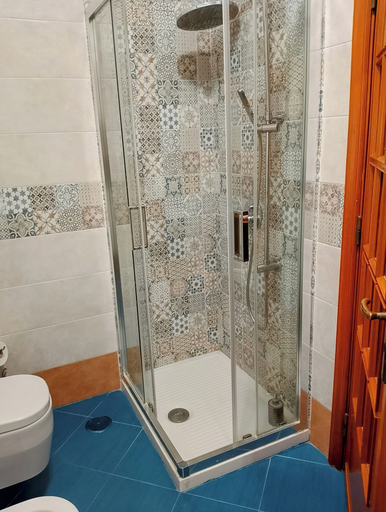 Bathroom 5, Antoniet, Napoli