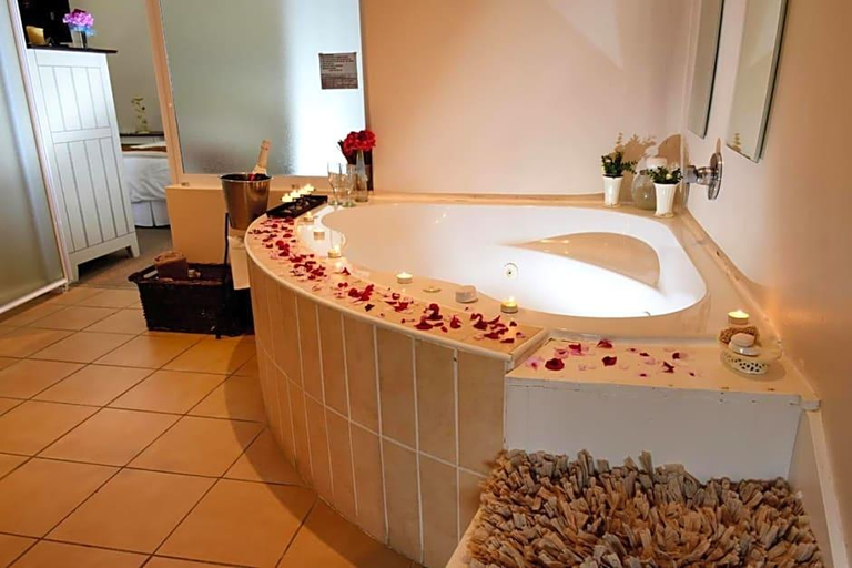 Bathroom 4, Riviera Hotel, West Coast
