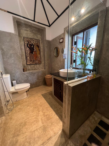 Bathroom 4, Rosyth Estate House, Kegalle