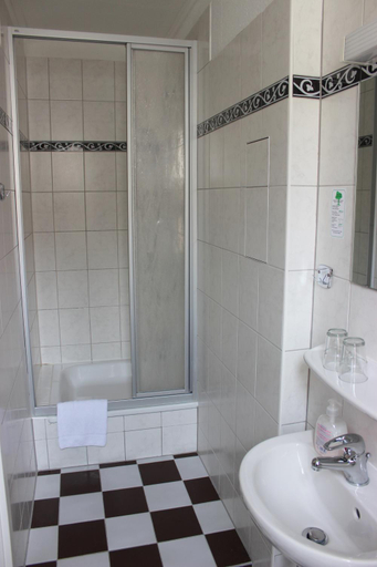 Bathroom 3, Pension Rheingold, Berlin