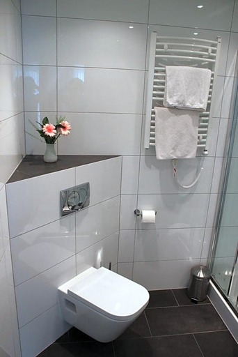 Bathroom 5, Hotel Restaurant Kromberg, Remscheid