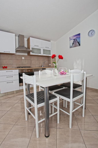 Others 4, Apartments Ukic with a large outdoor swimming pool, Kaštela