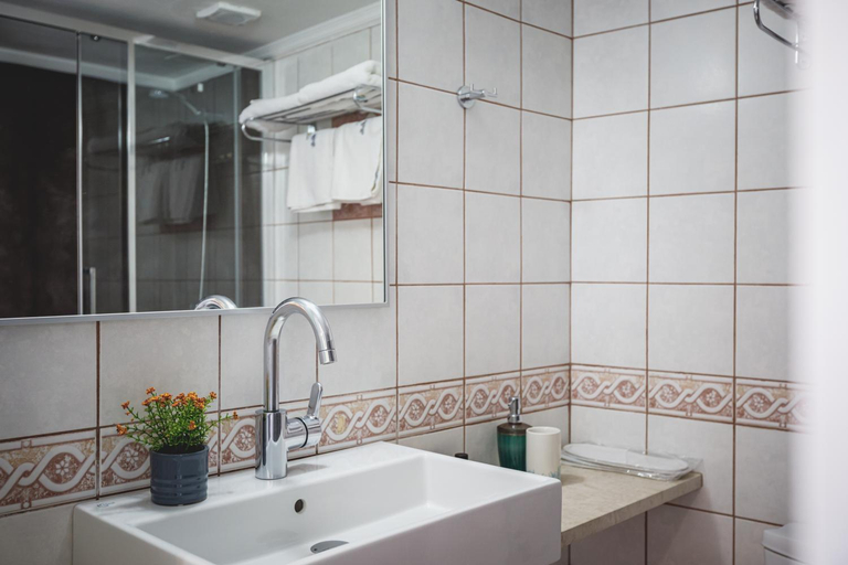 Bathroom 2, Porto Bello Nafplio, Peloponnese