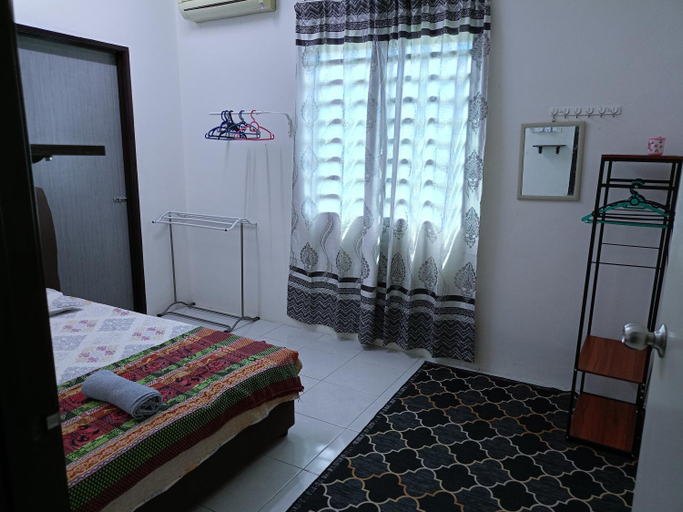 Bedroom 3, HOMESTAY PRIVATE POOL DAN BBQ DI IPOH  MUSLIM , Kinta