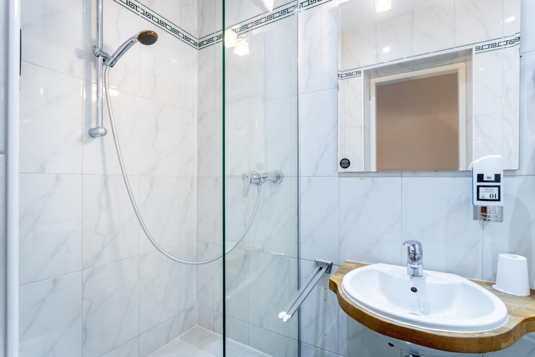 Bathroom 3, Hotel Westbahn, Wien