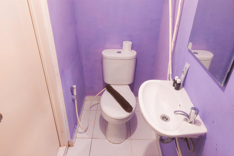 Bathroom 5, Cozy and Simply Look Studio (No Kitchen) Apartment Aeropolis Residence By Travelio, Tangerang