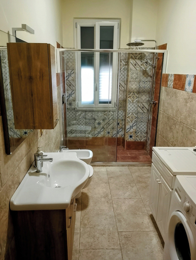 Bathroom 5, Antoniet, Napoli