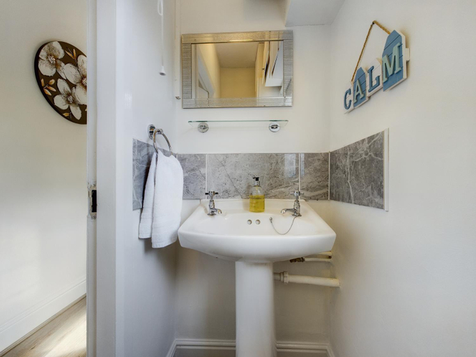 Bathroom 3, Zoo Cottage, Cheshire West and Chester