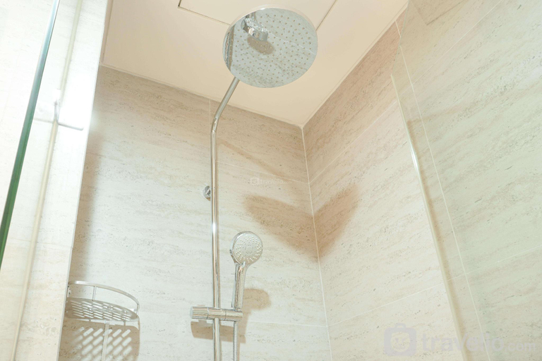 Bathroom 5, Exclusive and Cozy 1BR at Gold Coast By Travelio, Jakarta Utara