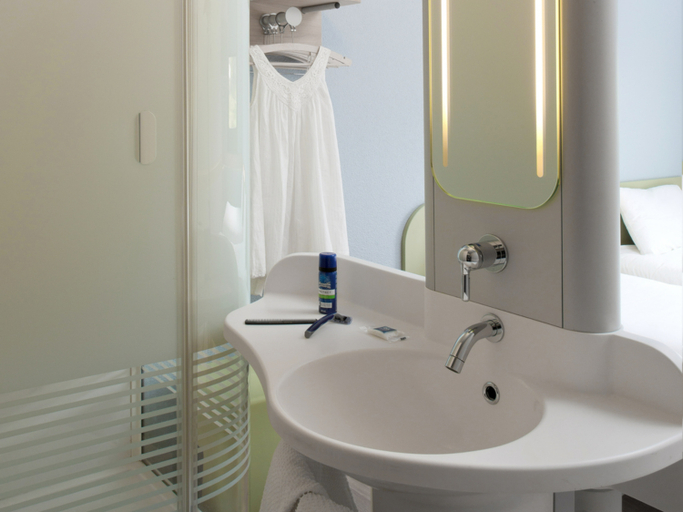 Bathroom 3, ibis budget Montceau Les Mines, Saône-et-Loire