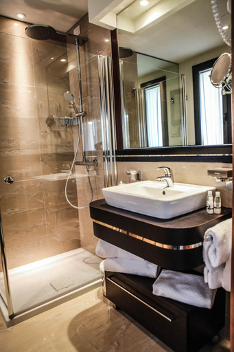 Bathroom 4, Hotel St.Mauritius, Lucca