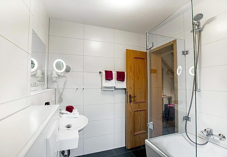 Bathroom 4, GreenLine Hotel & Restaurant Lamm, Neckar-Odenwald-Kreis