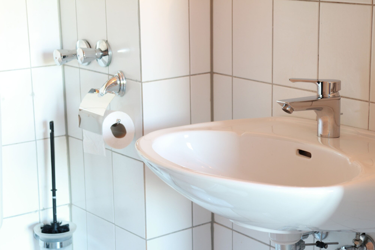 Bathroom 5, Steinberger Hof Übernachtungen, Schaumburg