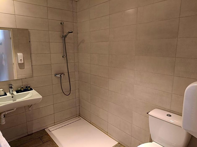 Bathroom 4, Logis Hotel La Bergerie, Lot